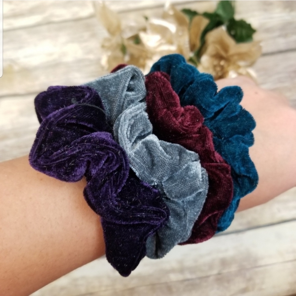 Brandy Melville Photo + 4pc Velvet Satin Scrunchie - Picture 2 of 5